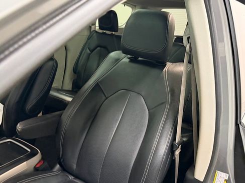 Used 2022 Chrysler Pacifica Touring-L w/ Uconnect Theater Family Group image 18