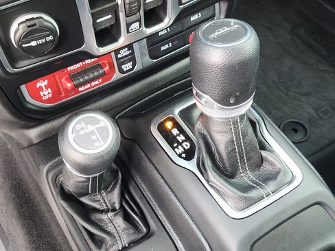 Used 2025 Jeep Gladiator Rubicon AWD/4WD image 21