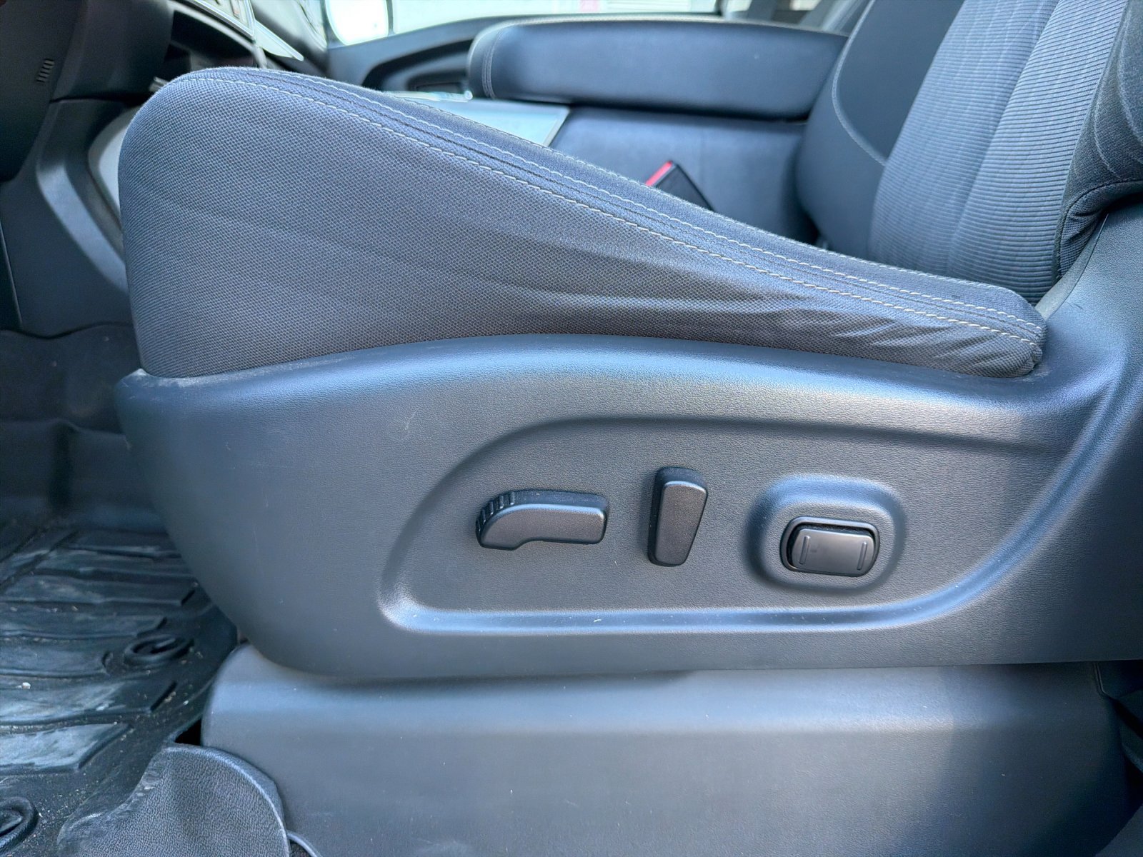 Used 2024 Nissan Titan SV w/ SV Convenience Package RWD image 12