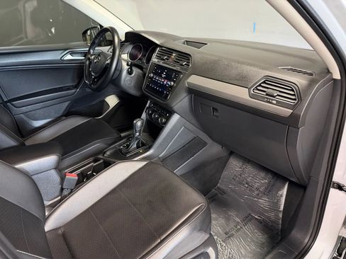 Used 2018 Volkswagen Tiguan SE image 19
