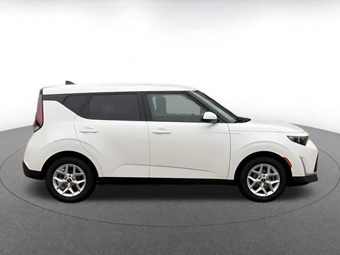 Used 2025 Kia Soul LX w/ LX Technology Package FWD image 16