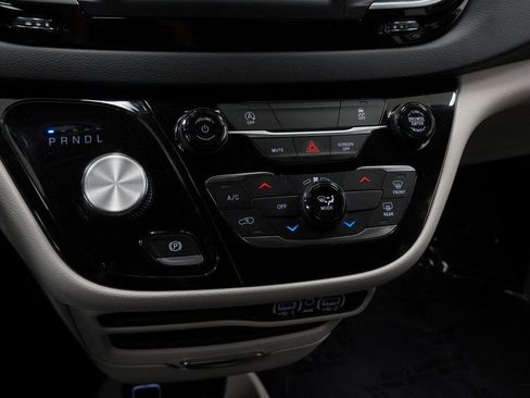 Used 2023 Chrysler Voyager LX image 30