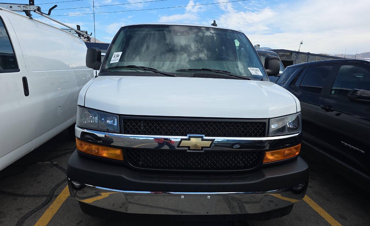 Used 2025 Chevrolet Express 3500 LT w/ LT Preferred Equipment Group RWD image 5