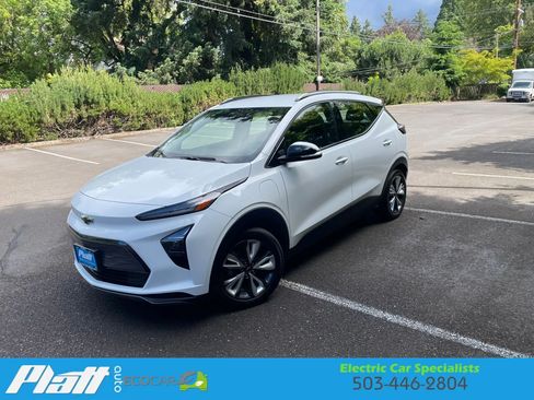 Used 2023 Chevrolet Bolt EUV LT w/ Convenience Package FWD image 3