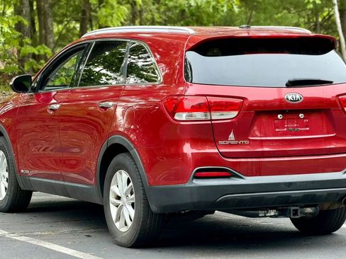 Used 2017 Kia Sorento AWD image 8