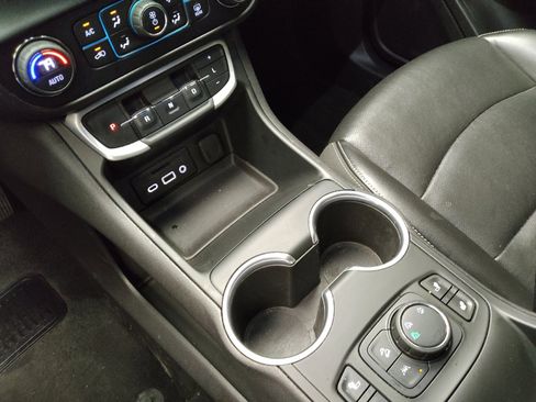 Used 2022 GMC Terrain SLT AWD/4WD image 26