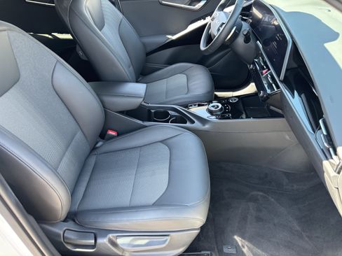 Certified 2023 Kia Niro Wind w/ Wind Preserve Package FWD image 9