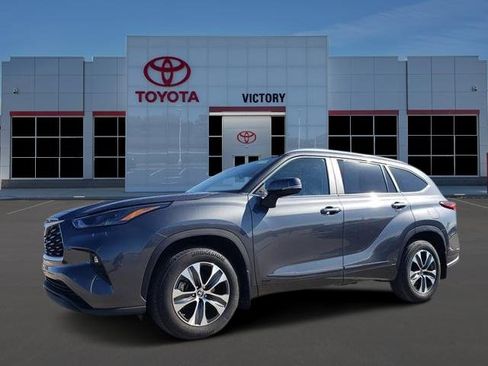 Used 2023 Toyota Highlander XLE image 1