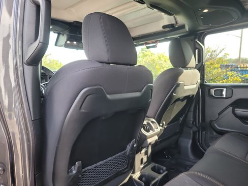Used 2024 Jeep Gladiator Mojave AWD/4WD image 13