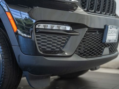 Used 2023 Jeep Grand Cherokee Limited w/ Black Appearance Package AWD/4WD image 15