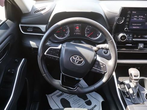 Used 2021 Toyota Highlander LE FWD image 12