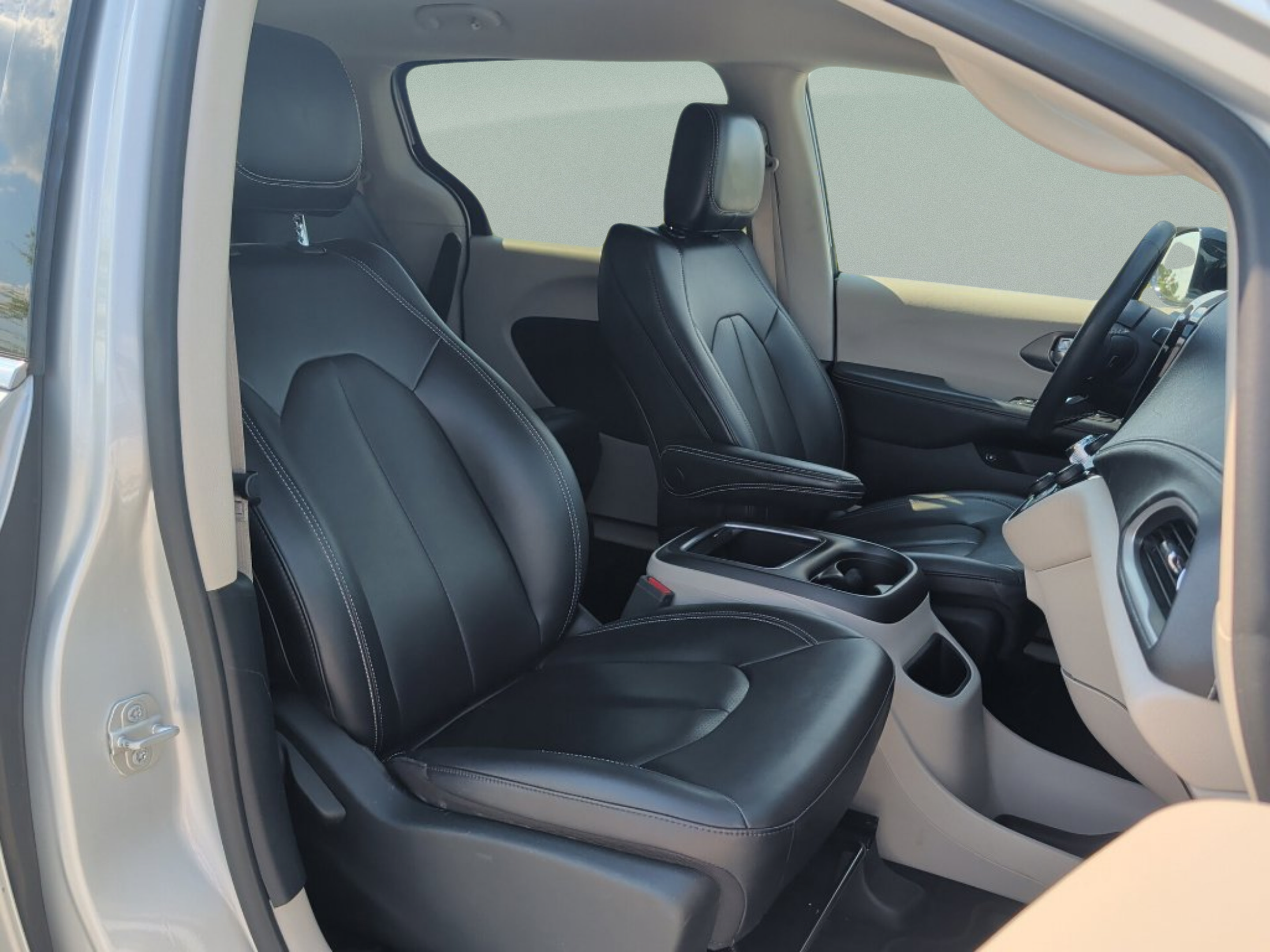 Used 2024 Chrysler Pacifica Limited FWD image 56