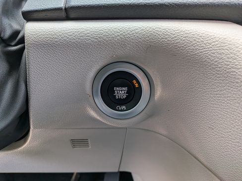 Used 2023 Chrysler Pacifica Touring-L FWD image 26