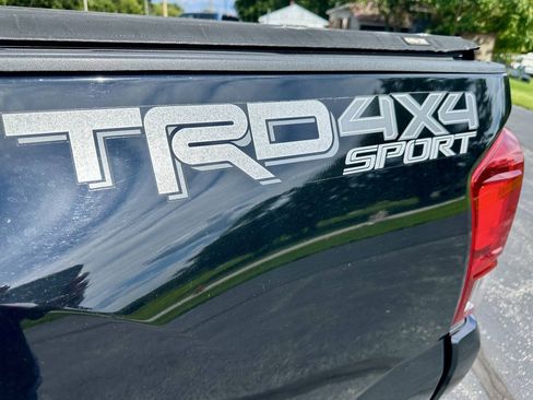 Used 2017 Toyota Tacoma TRD Sport w/ Tow Package AWD/4WD image 10