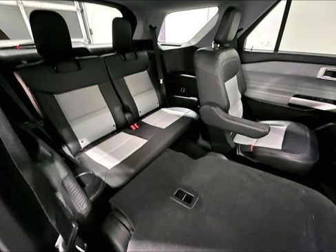 Used 2022 Ford Explorer XLT w/ XLT Sport Appearance Package image 27