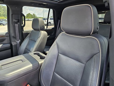 Used 2021 Chevrolet Tahoe Premier w/ Premium Package AWD/4WD image 18