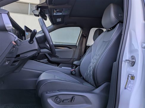 Certified 2026 Volkswagen Tiguan SEL R-Line image 2