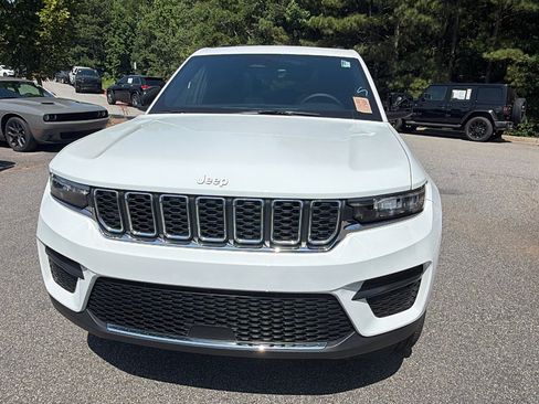Used 2025 Jeep Grand Cherokee Laredo X RWD image 3