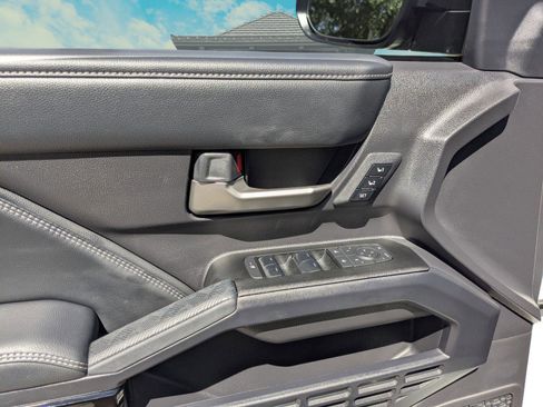 Used 2025 Toyota 4Runner Limited AWD/4WD image 8