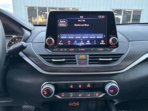 Used 2024 Nissan Altima 2.5 SV image 17