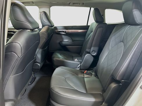 New 2025 Toyota Highlander Platinum image 22