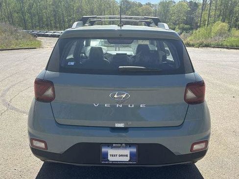 New 2025 Hyundai Venue Limited FWD image 4