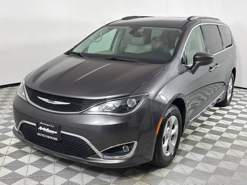 Used 2017 Chrysler Pacifica Touring-L Plus image 10