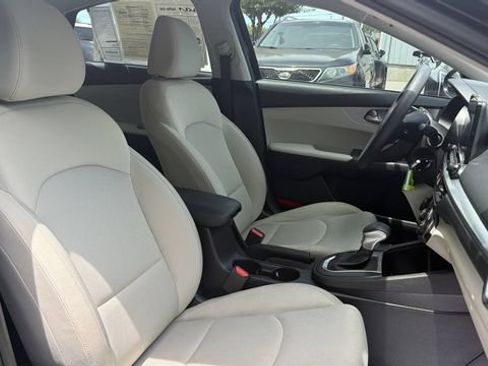 Certified 2022 Kia Forte LXS w/ LXS Technology Package FWD image 23