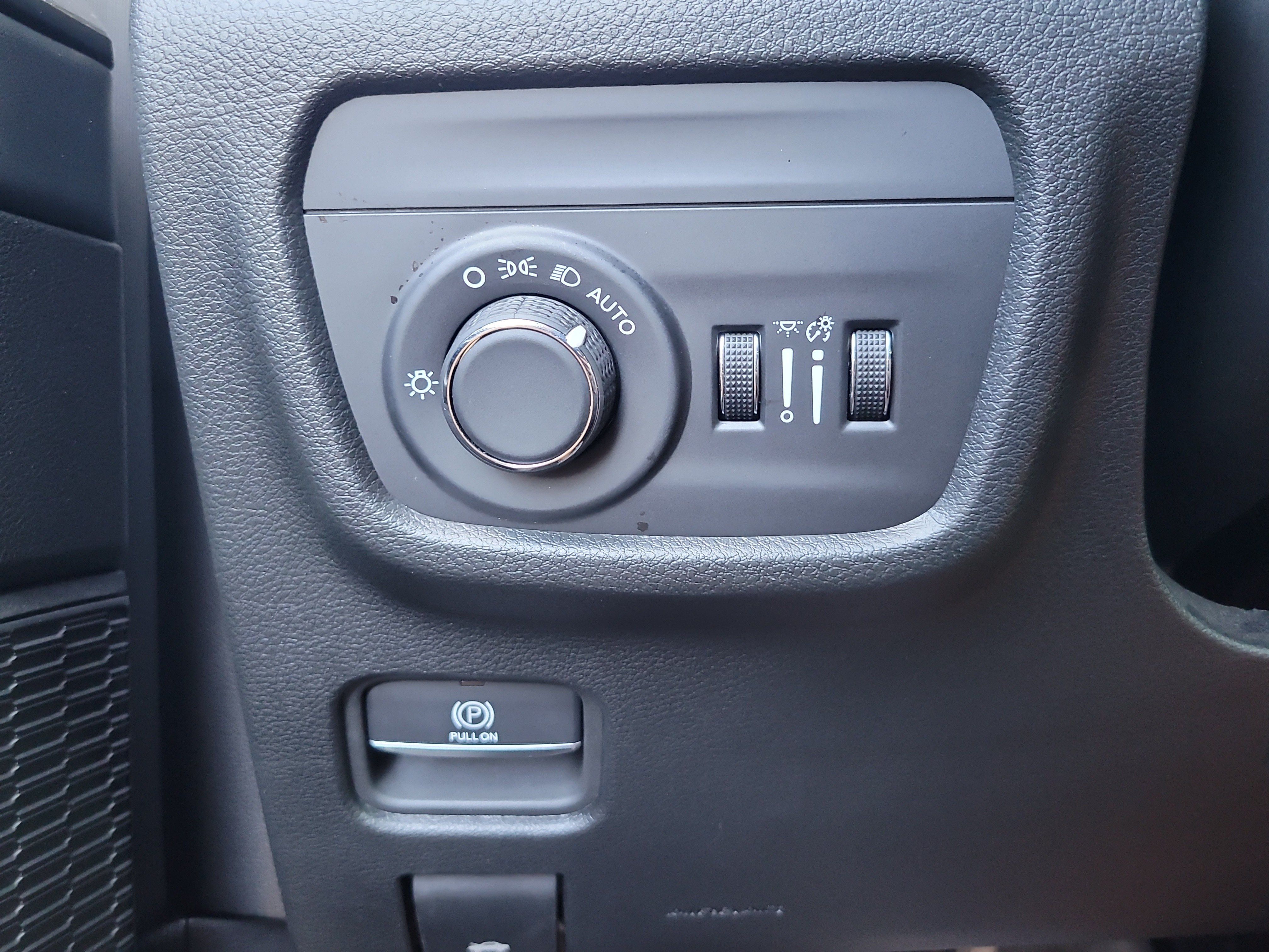 Used 2025 Jeep Grand Cherokee Laredo w/ Luxury Tech Group I RWD image 30