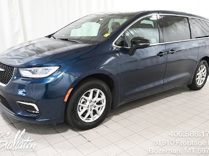 Used 2025 Chrysler Pacifica Select