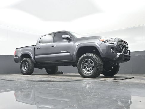 Used 2017 Toyota Tacoma TRD Sport w/ Tow Package (A/T) AWD/4WD image 33