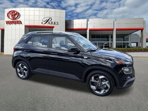 Used 2025 Hyundai Venue SEL FWD image 1