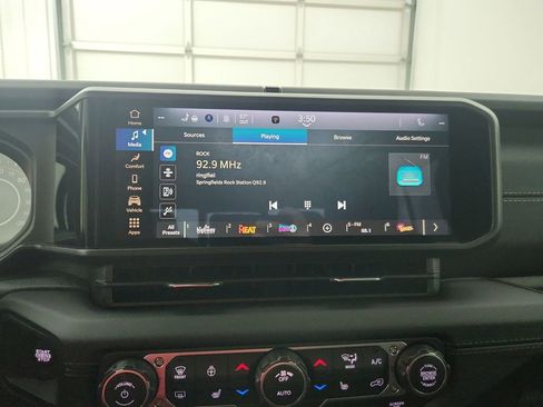 New 2025 Jeep Gladiator Sport image 16