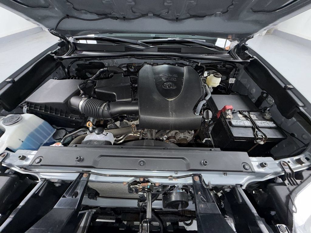 Used 2021 Toyota Tacoma SR5 AWD/4WD image 19