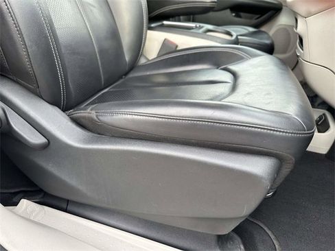 Used 2024 Chrysler Pacifica Select image 9