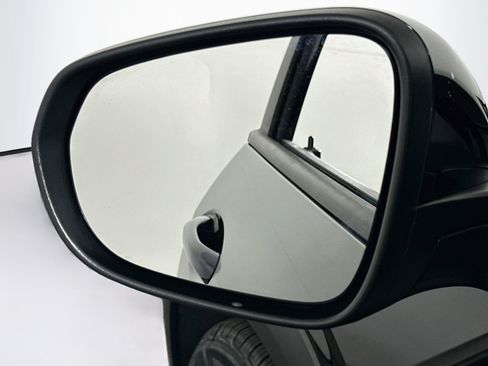 Used 2025 Chevrolet Trax LT FWD image 16