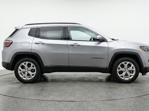 Used 2025 Jeep Compass Latitude AWD/4WD image 11