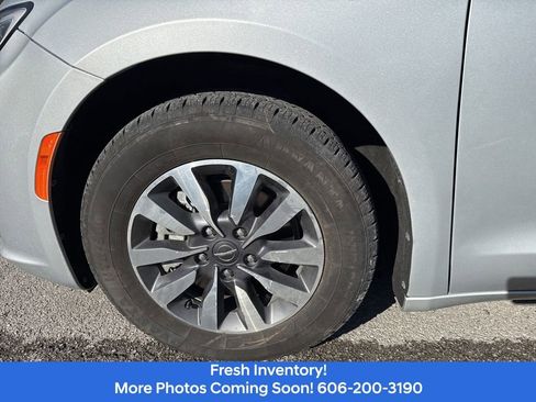 Used 2022 Chrysler Pacifica Touring-L FWD image 10