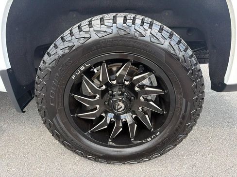 Used 2022 Chevrolet Silverado 1500 LT AWD/4WD image 11