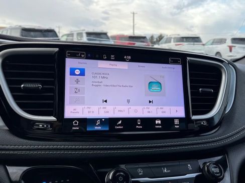 Used 2022 Chrysler Pacifica Touring image 42