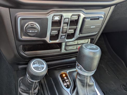 Used 2023 Jeep Wrangler Unlimited Sahara AWD/4WD image 11