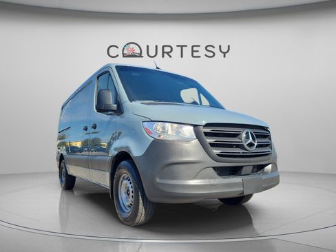 Used 2025 Mercedes-Benz Sprinter 2500 image 4