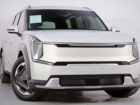 Used 2024 Kia EV9 Land image 4