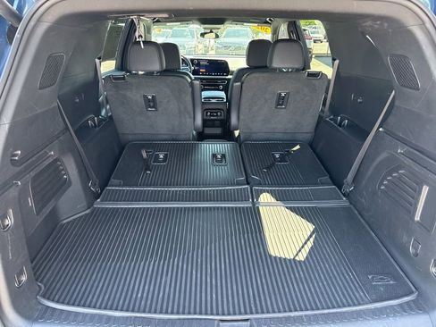 Used 2025 Chevrolet Traverse LT w/ Driver Confidence Package FWD image 12