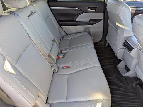 Used 2017 Toyota Highlander Limited image 17