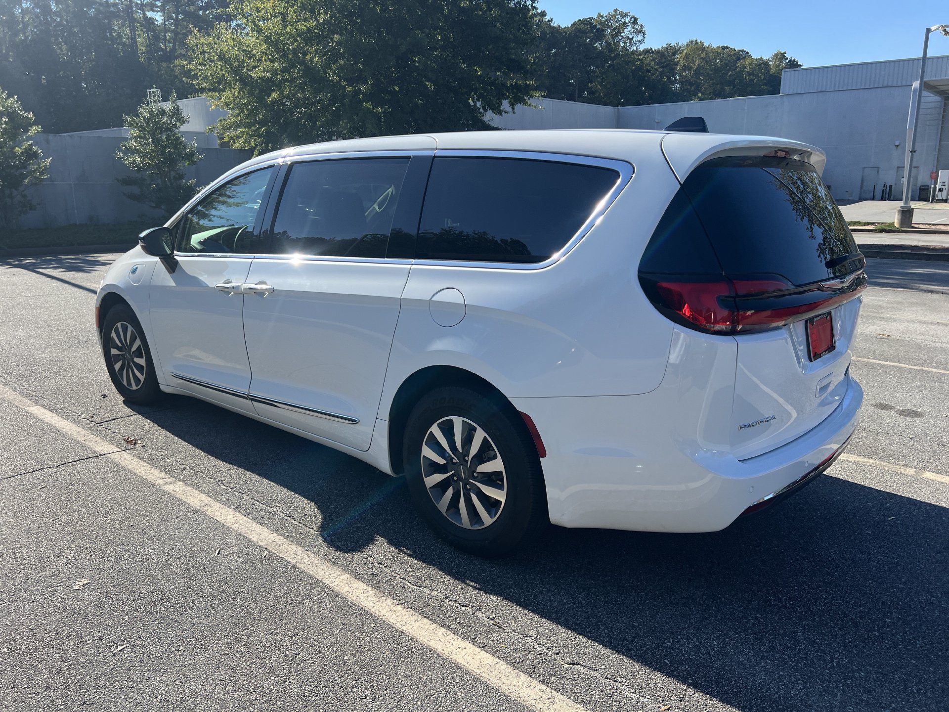 Used 2023 Chrysler Pacifica Limited FWD image 3