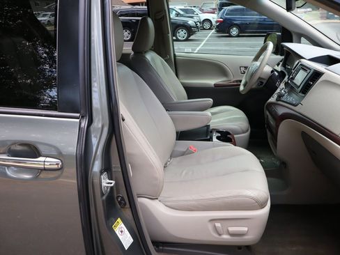Used 2012 Toyota Sienna XLE image 24