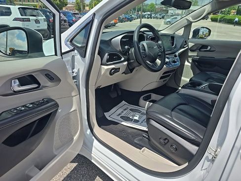 Used 2023 Chrysler Pacifica Touring-L FWD image 12