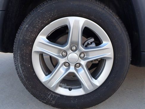 Used 2024 Jeep Compass Latitude image 7