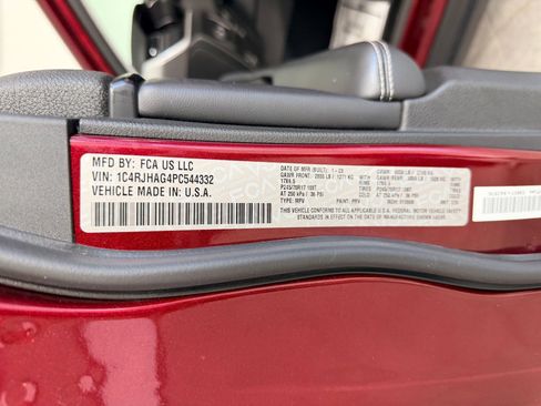 Used 2023 Jeep Grand Cherokee Laredo AWD/4WD image 25